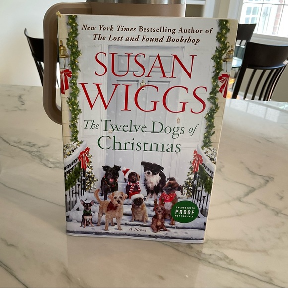 Susan Wiggs The Twelve Dogs of Christmas Soft cover Book Brand New - Picture 1 of 3